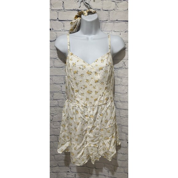 NWT Hollister white and yellow daisy floral Shorts romper W Matching Hair Tie M - Picture 1 of 9